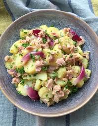 Salade De Pommes De Terre A L Oignon Et Au Thon La Semaine Derniere J Etais A Philadelphie Pour Le Boulot Salade Pomme Salade Pomme De Terre Salade De Patate
