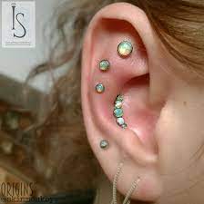 Beautiful Ear Project I Had The Pleasure Of Upgrading This Clients 3 Existing Scapha Piercings To These Stunning I S Attachments Scapha Piercing Piercings Ear