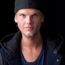 Tim Bergling (Estocolmo, 8 de septiembre de 1989-Mascate, 20 de abril de  2018), conocido por su nombre artístico Avicii, fue un DJ, remezclador,  compositor y productor discográfico sueco. Avicii Información personal  Nombre