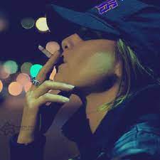 خلفيات بنات يدخنون