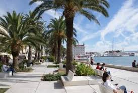 Die altstadt von split macht sich im ehemaligen alterssitz des römischen kaisers diokletian breit. Sibenik