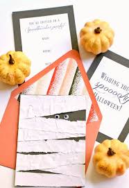 Halloween Einladung Basteln 5 Gruselige Anleitungen Diy Halloween Zenideen Einladungskarten Selber Machen Halloween Einladung Einladungen Selber Machen