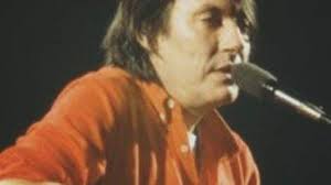 È stato un incontro devastante. Ho sentito per la prima volta a 16 anni  Tutti morimmo a stento e rimasi folgorata, mi fece entrare nell'età adulta.  De Andrè mi ha cambiato la