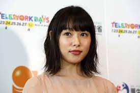 桜井日奈子、ゆるい胸元に熱視線 ウェディング姿に「国宝級」「尊い…」 – Sirabee