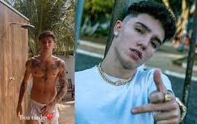 Cantor João Ferreira Impressiona durante Banho - Famosos Nus