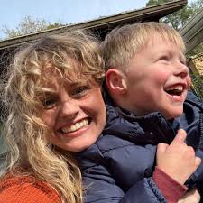 Pallet Patio Idea- use free pallets as a base and then attach decking  boards across the top, diagonally. 📷nanana(dot)org