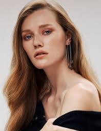 Camilla Hewitt's Instagram, Twitter & Facebook