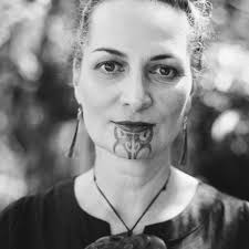 KERI HULME: HE KŌTUKU REREKA TAHI