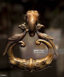 не лает не кусает а в дом не пускает Pin On Door Knockers Knobs
