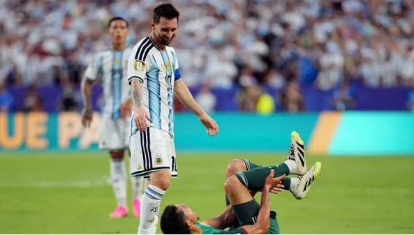 Así fue la dura entrada de Messi por la que le perdonaron la roja en el  Argentina vs. Argelia 👇👇👇