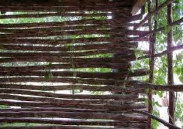 Hoher Sichtschutz Aus Holz Unkomplizierter Eigenbau Sichtschutz Holz Sichtschutz Sichtschutz Garten