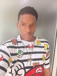 Hay un Dios que no solo te cuida… también se alegra por ti. Te canta con  amor, te acompaña en silencio y nunca se cansa de estar cerca. 🌿🕊️