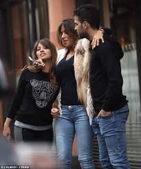 Viejas fotos de antonella roccuzzo causan furor en redes y portales, pero no habrían gustado nada al crack. Cesc Fabregas Hangs With Girlfriend Daniella Semaan And Antonella Roccuzzo Daily Mail Online