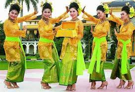 Nama tarian tradisional jawa tengah. Tari Makan Sirih Merupakan Tarian Tradisional Melayu Deli Dari Sumatera Utara Cultural Dance Dance Art Dance