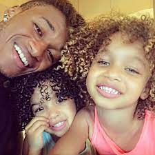 Luciana abreu was born on may 25, 1985 in massarelos, porto, portugal as luciana abreu sodré costa real. Yannick Djalo Nao Desiste Das Filhas E Foi Ao Colegio Das Meninas Movenoticias