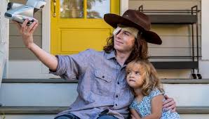 As carl got older though, he rapidly matured into a teen badass, and later a moral compass his dad could look too when he started to stray too far into cruelty. The Walking Dead 8x09 Por Que Carl Fue Tendencia Global Spoilers Tvmas El Comercio Peru