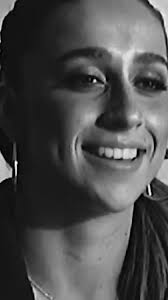 Vulnerabilidad en la música: Tate McRae y 'THINK LATER'