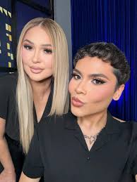 SURPRISE!! 🎉 I sat down w/ @laviedunprince and talked all things chisme!  🫢in tomorrows ep. Of @nochedependejas we talked all things about growing  up, being bullied, family drama, from DACA to a