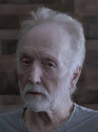 Stell dir vor, du wirst in einen Bunker gesperrt, ohne Kontakt zur  Außenwelt, und musst mit deinem Team eine Biowaffe gegen die außerirdische  Bedrohung erschaffen. Aber was, wenn die Bedrohung näher ...