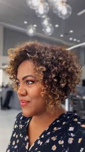 Cachos em evidência e personalidade no corte ✂️✨, Corte cheio de leveza,  definição e atitude! 💇‍♀️