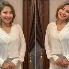 Pelakon muda ini yang merupakan sepupu kepada pelakon terkenal janna nick (dari sebelah bapa) mula mencuri perhatian apabila muncul dalam drama klik! Janna Nick Berpakaian Menonjol Di Majlis Ilmu