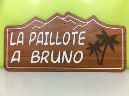 Plaque De Maison En Compact Imitation Bois Teck Grave Et Peint Embellissez L Entree De Votre Maison Avec Une Plaque 100 Personnalisee Paillote Maison Signs