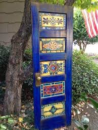 This is a great tutorial for a bench that can go beside a dining table, inside your front door, on the porch, or garden space. A Beautifully Painted Door Adds Charm To A Garden What A Fun Project Gardenart Upcycle Garden Painted Furniture Mosaic