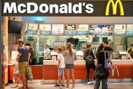 Zapraszamy na oficjalną witrynę internetową mcdonald's, gdzie dowiesz się wszystkiego na temat produktów, promocji, ofert specjalnych, pracy i wiele więcej. Fast Food Drama 10 Jahriger Stirbt Nach Einem Essen Bei Mcdonalds Gala De