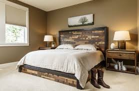 The wood texture will bring coziness and warmth in your interior design and will beautify the aesthetic. 20 Beautiful Master Bedrooms With Wooden Headboards