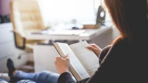 Ambar sedang berdiri di hadapan kedua tamunya yang sedang duduk di sofa ruang tengah rumahnya itu. Resensi Buku Estetika Gestur Gestur Kecil Ala Dea Anugrah