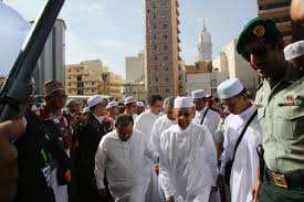 Aku menganguk kecil untuk menjawabnya. Lawatan Ke Ibu Pejabat Th Makkah Tabung Haji