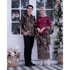 Kemeja dan baju couple keren dengan bahan yang bagus, berkualitas dan nyaman dipakai, cocok juga digunakan untuk acara. Harga Baju Couple Tunangan Batik Couple Terbaru Juli 2021 Biggo Indonesia