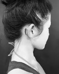 Tatouage étoile 15 idées de petits tatouages étoiles. Tatouage Derriere L Oreille Plume City Femme