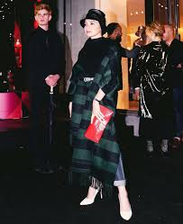 Di samping itu aku sudah merasa dekat dengan pak marsan yang selama ini selalu bersikap sopan padaku. Kembali Ke Zaman Retro Cutecarry