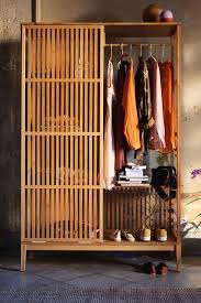 Der schrank hat drei bambusregale, in denen sie platz zum aufstellen haben. Pin Auf Schlafzimmer