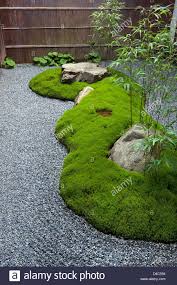 Laden Sie Dieses Alamy Stockfoto Eine Sorgfaltig Gepflegten Moos Insel Zeigt Einen Landschaft Steingarten Im Sanzenin Tempe Steingarten Garten Gartengestaltung