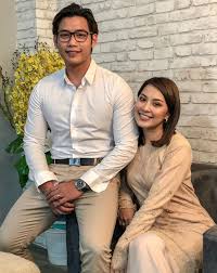 Meski malam, harus berganti bintang hahya mimpi sepi tidak lama lagi akan hilang butiran air mata kepedihan bersama angin malam harapanku beterbangan terbang mencari jawab ke atas menebus batas. Biodata Hun Haqeem Pelakon Drama Cari Aku Di Syurga Iluminasi