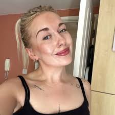 LAURA ANNA-MEAD (@lauramead)