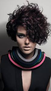 Court Boucles Bob Asymetrique Coupe De Cheveux Coiffure Cheveux Boucles Cheveux Coupe De Cheveux