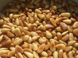 Seminţele de in constituie o sursă importantă de acid alfalinoleic, o substanţă din familia binecunoscuţilor acizi graşi omega 3, esenţială pentru organism, deoarece protejează membrana celulară. Semintele De Pin De Ce Ar Trebui Sa Le Consumi Mai Des Sanatateafemeilor Ro