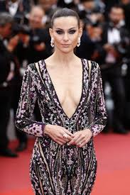 Alta, magra, mora, riccia e con occhi azzurri tanto da sembrare. Paola Turani Style Clothes Outfits And Fashion Celebmafia