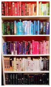 I Re Organized My Rainbow Bookshelf And It S So Beautiful Isn T It Coins Livre Etagere Livres Bibliotheque Livre