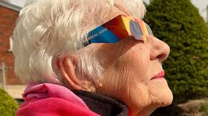 Mother, daughter use eclipse to share gratefulness and a big ole candy bar 