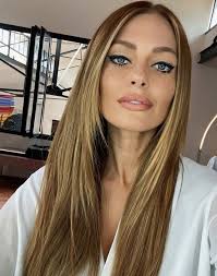 Effortlessly chic with a hint of french allure. Caroline Receveur Sa Maman Est Son Portrait Crache Mce Tv