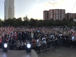 Картинки по запросу Фото с площади Екатеринбурга с Навальным