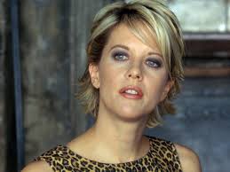 Si tratta di un taglio di capelli medio corto nato sommando le caratteristiche chiave del pixie cut, o taglio corto… e del bob, vale a dire il . Meg Ryan Compie 60 Anni I 10 Ruoli Piu Irresistibili Della Fidanzatina D America Vanity Fair Italia