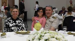 Jul 09, 2018 · hulusi akar'ın eşi şule akar'ın başörtülü resmi: Tsk Nin Komuta Kademesi Sehit Yakinlarina Iftar Verdi Son Dakika Haberleri