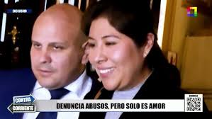 🔴🔵Journalist interrupts Essalud official while drinking during office  hours