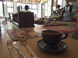 The small sois between silom road and surawong road come alive with people out for a good time. 25 Awesome Bangkok Cafes World Goo