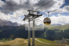 Die ursache des unglücks ist bisher unklar. Seilbahn Gondel In Alpen Berge In Der Nahe Von Livigno See Italien Fototapete Fototapeten Sondrio Seilbahn Seilbahn Myloview De
